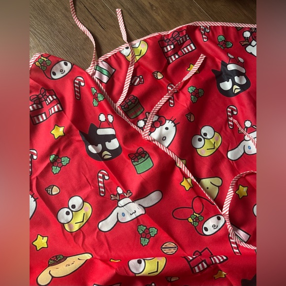 SANRIO-NWT Extra Large Red Character Christmas Tree Skirt - Picture 7 of 15